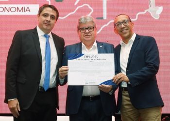 Governador destaca volume de obras no estado em congresso de Engenharia e recebe homenagem por investimentos na infraestrutura