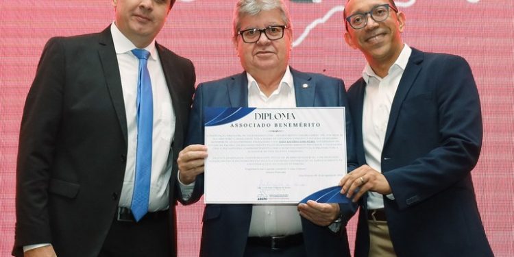 Governador destaca volume de obras no estado em congresso de Engenharia e recebe homenagem por investimentos na infraestrutura