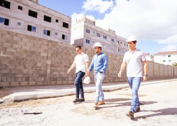 Vice-governador visita obra de unidades habitacionais em Campina Grande e destaca compromisso do Governo com a moradia digna
