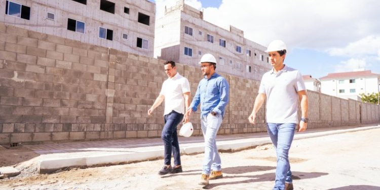 Vice-governador visita obra de unidades habitacionais em Campina Grande e destaca compromisso do Governo com a moradia digna