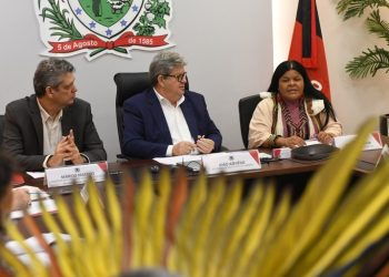 João Azevêdo recebe ministros Márcio Macedo e Sonia Guajajara e trata de regularização das terras indígenas em Marcação e Rio Tinto