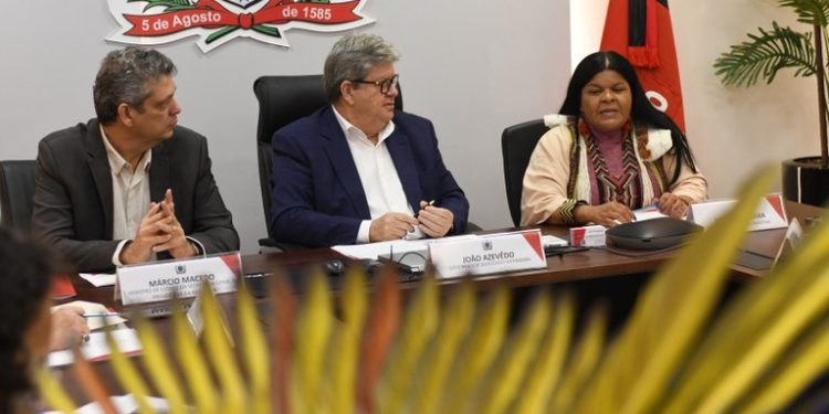 João Azevêdo recebe ministros Márcio Macedo e Sonia Guajajara e trata de regularização das terras indígenas em Marcação e Rio Tinto