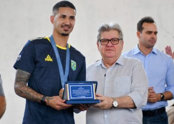João Azevêdo recepciona medalhista olímpico Netinho e destaca investimentos do Governo da Paraíba no esporte