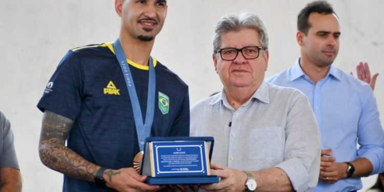 João Azevêdo recepciona medalhista olímpico Netinho e destaca investimentos do Governo da Paraíba no esporte