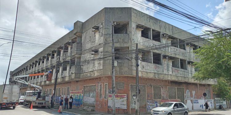 Empresa contratada pela PMJP inicia demolição do prédio do antigo Hotel Tropicana