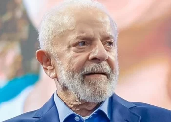Mesmo liberado para ficar com relógio, Lula pede para devolvê-lo pessoalmente ao TCU