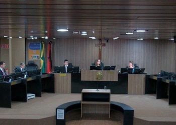 Justiça Eleitoral condena Podemos por associar Cícero Lucena ao tráfico e retira tempo de TV do partido