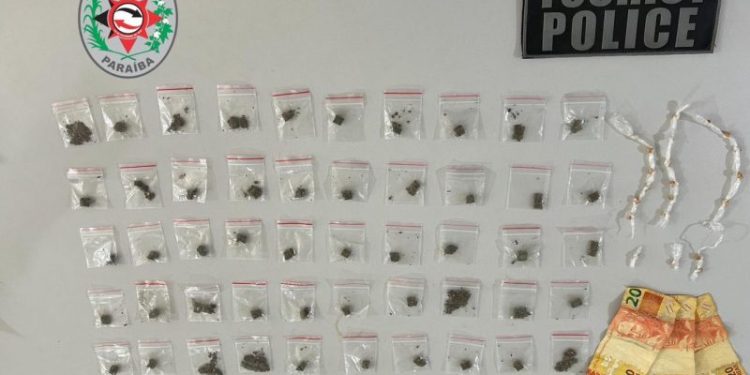 Polícia Militar prende suspeito com drogas durante patrulhamento em comunidade da cidade de Lucena