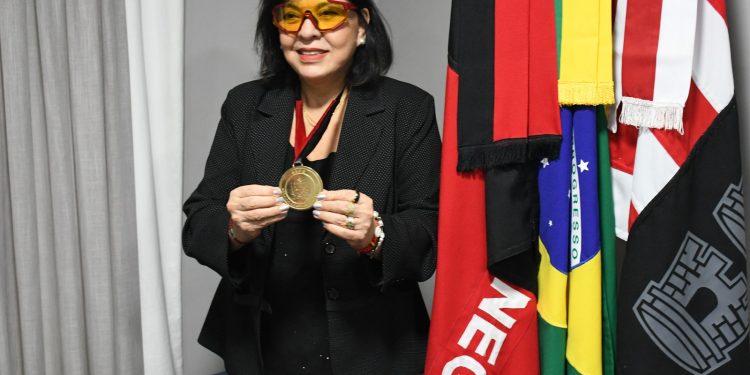Cantora Roberta Miranda recebe Medalha Cidade de João Pessoa