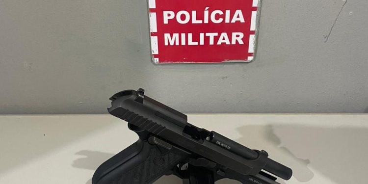 Homem é flagrado com arma na cintura enquanto passeava com um cachorro em Santa Rita