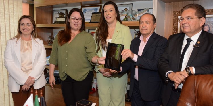 ALPB doa 60 tablets para reeducação de detentos na Paraíba