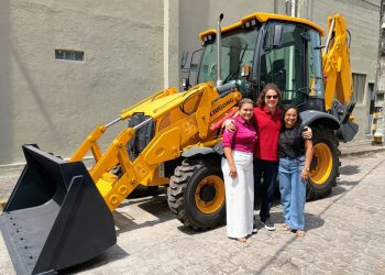 Veneziano entrega mais uma máquina agrícola para beneficiar moradores de Aparecida, em parceria com a Codevasf