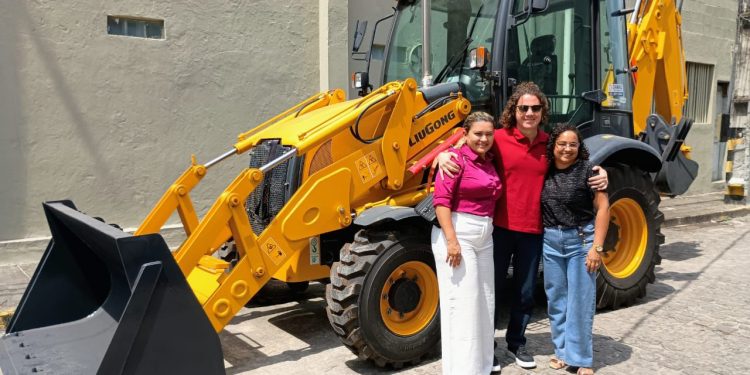 Veneziano entrega mais uma máquina agrícola para beneficiar moradores de Aparecida, em parceria com a Codevasf
