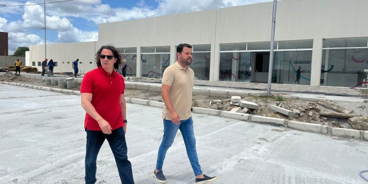Veneziano inspeciona obras de adequação de prédio e confirma entrega do Hospital de Amor para 16 de setembro