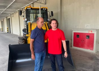 Veneziano beneficia Uiraúna, Riacho dos Cavalos e Riachão com caminhão compactador e retroescavadeiras, em parceria com a Codevasf