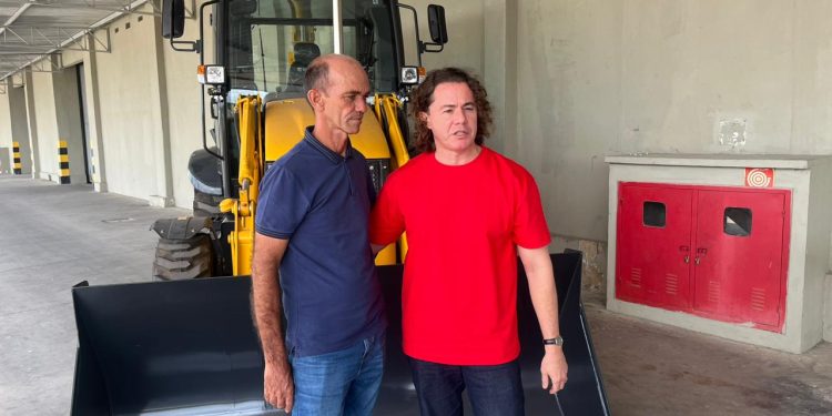 Veneziano beneficia Uiraúna, Riacho dos Cavalos e Riachão com caminhão compactador e retroescavadeiras, em parceria com a Codevasf