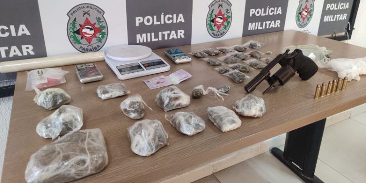 Polícia Militar prende acusados com arma de fogo e entorpecentes, na zona sul de JP