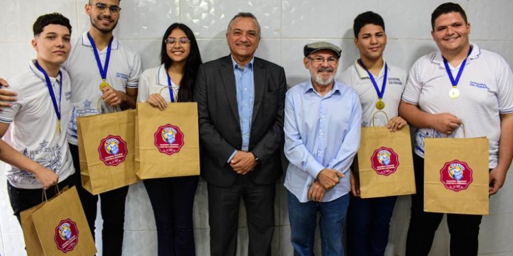 Desafio Nota 1000: concurso de redação sobre Educação Fiscal premia estudantes da rede estadual com iPhones