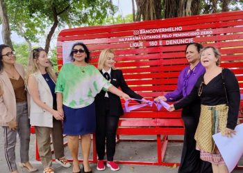 DPE-PB apoia movimento nacional pelo feminicídio zero e participa da inauguração do “Banco Vermelho” na Lagoa