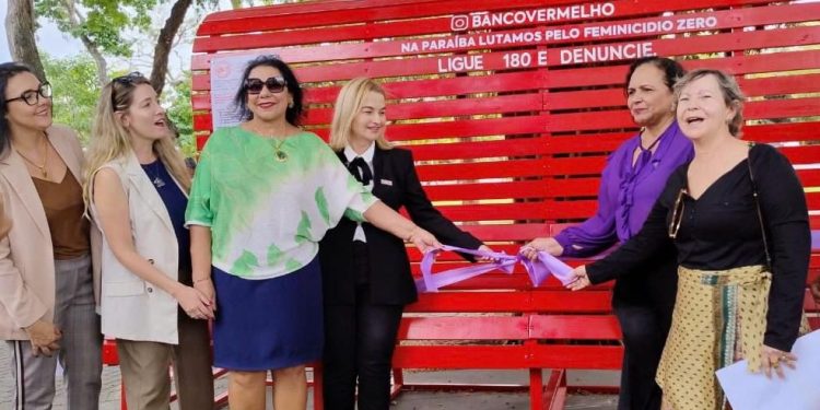 DPE-PB apoia movimento nacional pelo feminicídio zero e participa da inauguração do “Banco Vermelho” na Lagoa