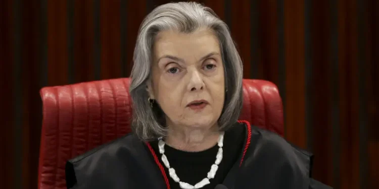 Cármen defende Moraes e rebate crítica sobre acúmulo de cargos com TSE