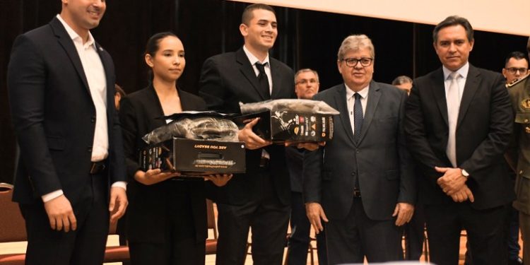 João Azevêdo prestigia aula inaugural de concursados da Polícia Militar e Corpo de Bombeiros e entrega equipamentos para as Forças de Segurança