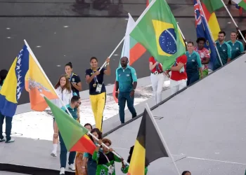 Paris entrega bastão para Los Angeles 2028 no encerramento dos Jogos