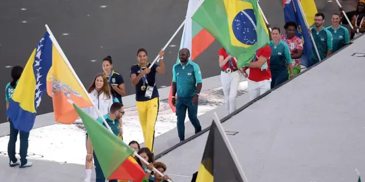 Paris entrega bastão para Los Angeles 2028 no encerramento dos Jogos