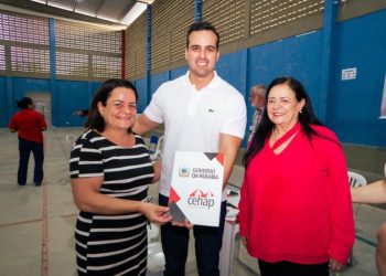 Vice-governador entrega escrituras de casas a 130 famílias em Campina Grande