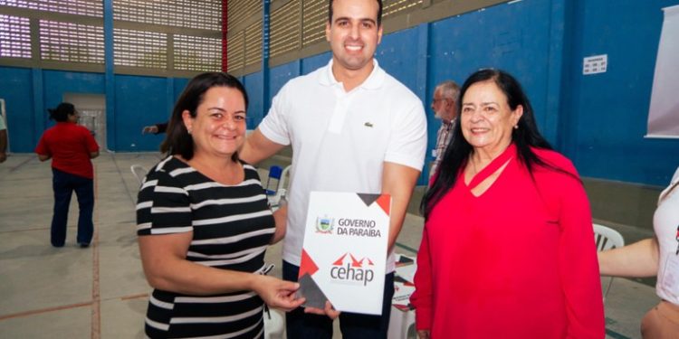 Vice-governador entrega escrituras de casas a 130 famílias em Campina Grande