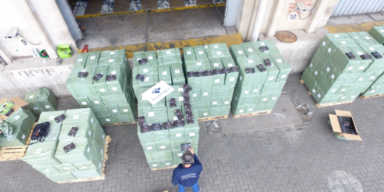 Leilão da Receita Federal tem iPhone 15 Pro Max por R$ 1.900 e mais