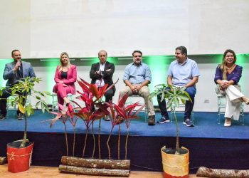 Vice-reitora da UFPB, Liana Filgueira, representa a instituição em seminário sobre governança sustentável em João Pessoa