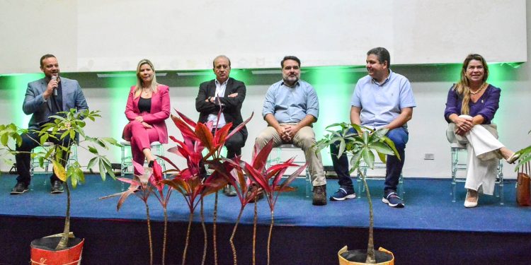 Vice-reitora da UFPB, Liana Filgueira, representa a instituição em seminário sobre governança sustentável em João Pessoa