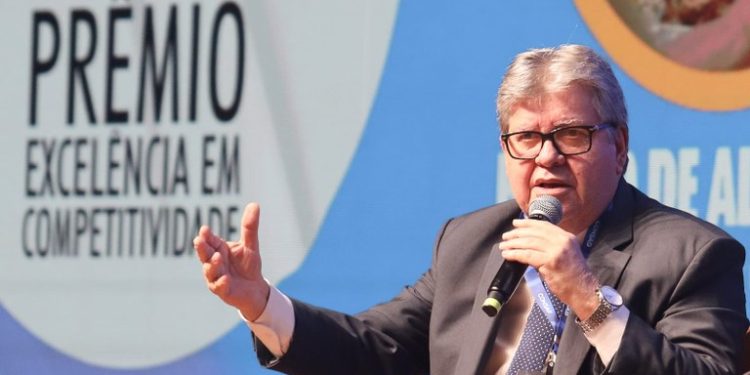 João Azevêdo celebra 1ª lugar da Paraíba no Nordeste no Ranking de Competitividade