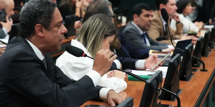 Projetos que limitam ação do STF avançam na Câmara dos Deputados
