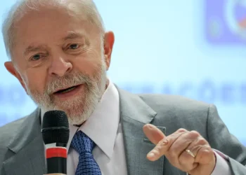 Lula critica privatizações de empresas públicas em visita à Telebras