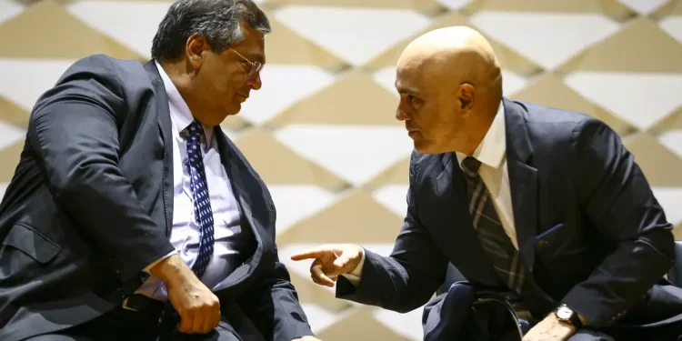 Dino diz que Moraes pediu legalmente relatórios ao TSE