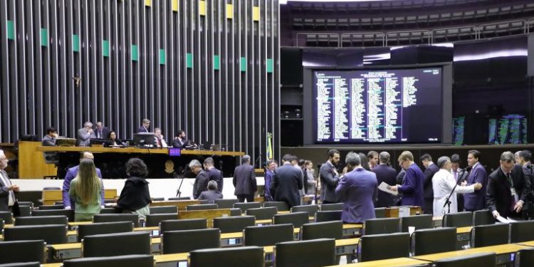 Câmara deve retomar nesta semana a votação do segundo projeto da reforma tributária