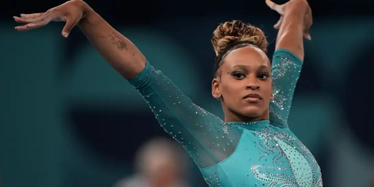 Rebeca Andrade é ouro no solo e vira maior medalhista olímpica do Brasil