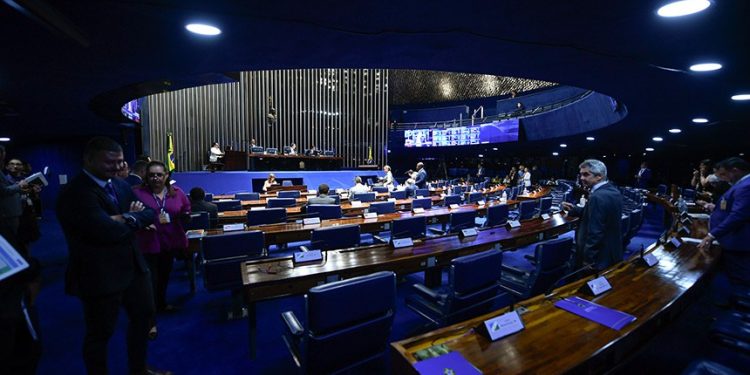 Projeto que facilita posse de armas será analisado pelo Plenário nesta terça (27)