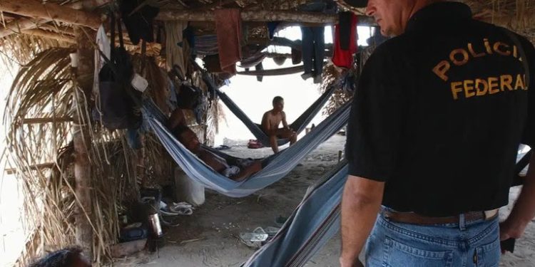 Trabalhadores são resgatados em condições análogas à escravidão na maior operação da história do Brasil