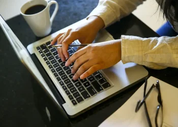 Estudo mostra relação entre dependência da internet e ideação suicida