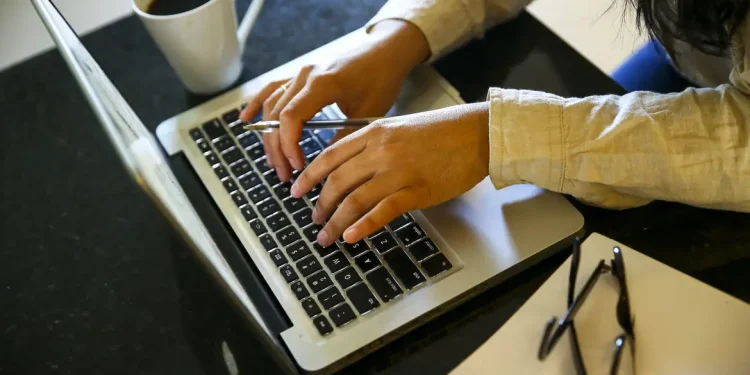 Estudo mostra relação entre dependência da internet e ideação suicida