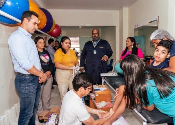 Vice-Governador visita Ipesq e acompanha confecção de órteses para crianças com microcefalia