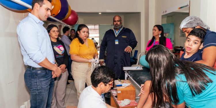 Vice-Governador visita Ipesq e acompanha confecção de órteses para crianças com microcefalia