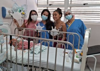 Bebês que recebem alta da UTI pediátrica do Hospital Metropolitano ganham livro contando suas histórias de superação