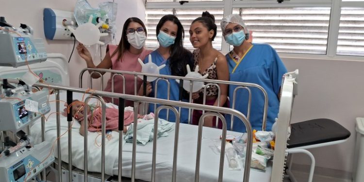 Bebês que recebem alta da UTI pediátrica do Hospital Metropolitano ganham livro contando suas histórias de superação