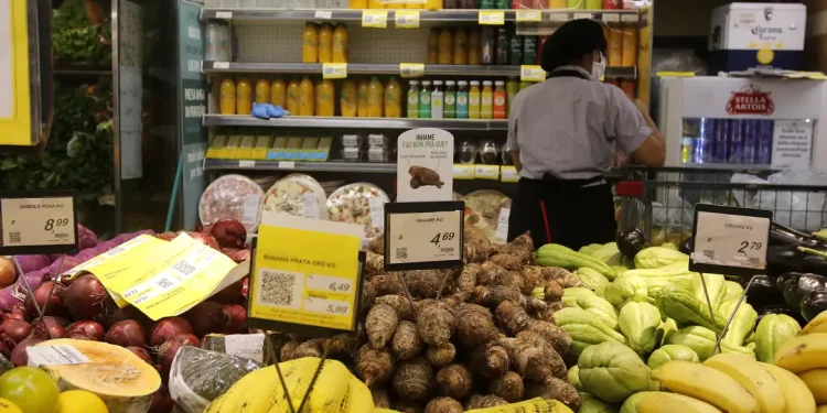 Intenção de Consumo das Famílias recuou 0,3% em setembro, diz CNC