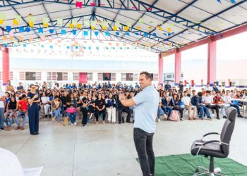 Vice-governador participa de roda de conversa sobre protagonismo e projeto de vida com estudantes de escola em Queimadas