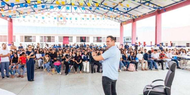 Vice-governador participa de roda de conversa sobre protagonismo e projeto de vida com estudantes de escola em Queimadas